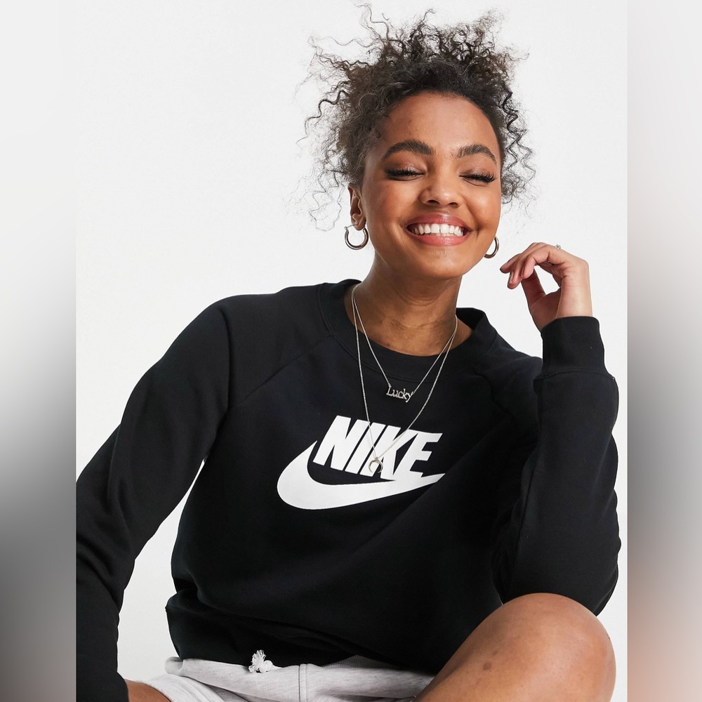 Nike Essential Women’s Crewneck Sweater in XL